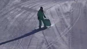 Palandöken'in bavul ile snowboard yapan Ukraynalı turistleri