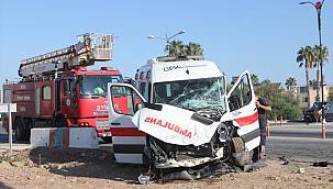 Otel servis midibüsü ambulans ile çarpıştı!