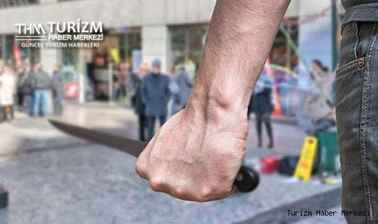 Kıskançlık krizine giren Rus turist kafe çalışanını bıçaklayıp...