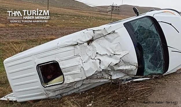 Turistleri taşıyan minibüs takla attı!