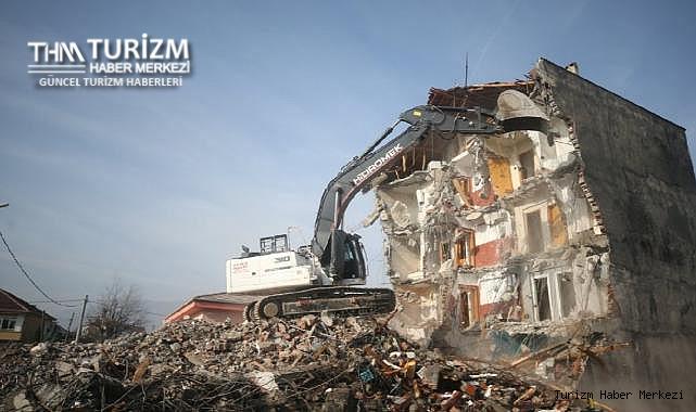 Yıkımı yapılan bina otelin üzerine devrildi!