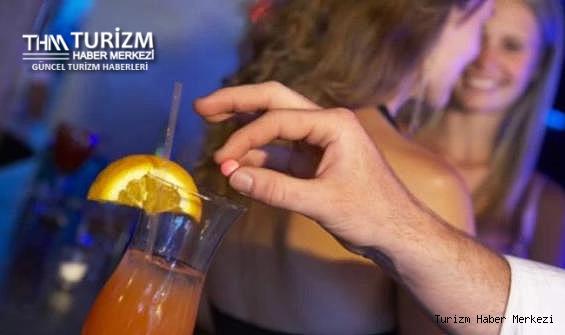 5 yıldızlı otelin çalışanları kadın müşterinin içkisine ilaç atıp...