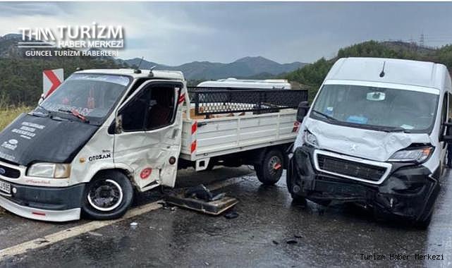 İngiliz turistleri taşıyan tur minibüsüne kamyonet çarptı! Yaralılar var