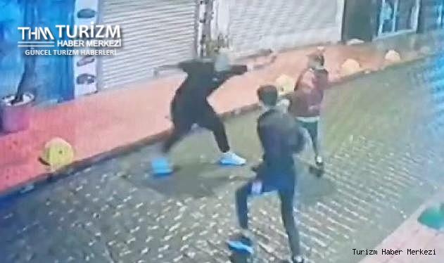 İstanbul'un göbeğinde turiste pala ile saldırdılar!