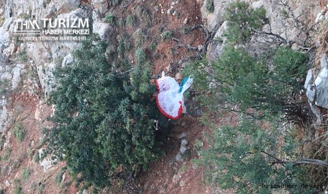 Yamaç paraşütü yapan Rus turist kayalıklara çakıldı!