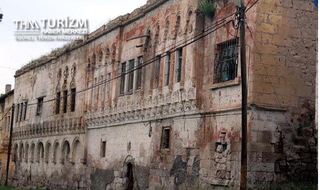 Defineciler afet bölgesi ilan edilen mahalledeki tarihi yapıları talan etti!