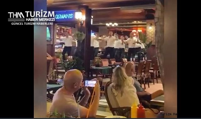 Pes artık! Daha fazla turist çekmek için garsonları dans ettirdiler