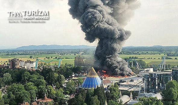 Ülkenin en büyük eğlence parkında yangın! 25 bin kişi tahliye edildi