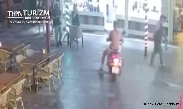 Motosikletli turist kuyumcu dükkanına daldı!