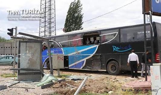 Ölümlü kazada rekor kıran Kamil Koç otobüsü minibüse çarpıp durağa daldı!