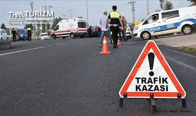 Turist dolu tur otobüsü otomobil ile çarpıştı! Ölü ve yaralılar var