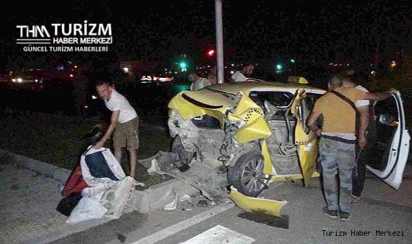 Kırmızı ışıkta duran taksiye arkadan çarpan tur minibüsü faciaya sebep oldu!