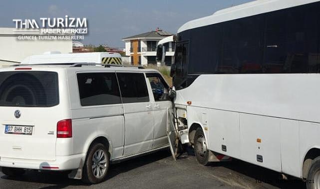 Otel servisi ile minibüs çarpıştı! Sürücü olay yerinden kaçtı