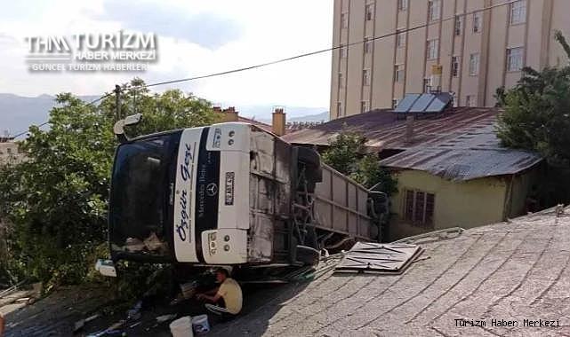 Tur otobüsü evin bahçesine devrildi! Çok sayıda yaralı var