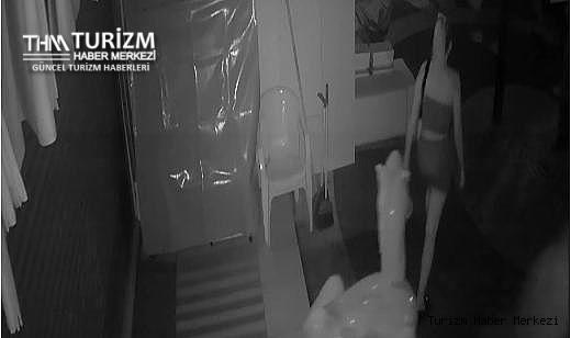 Türkiye'nin turist profili! Turist kadın dükkanın önünden deniz yatağı çaldı
