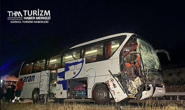 Yolcu otobüsü tıra arkadan çarptı! Çok sayıda yaralı var