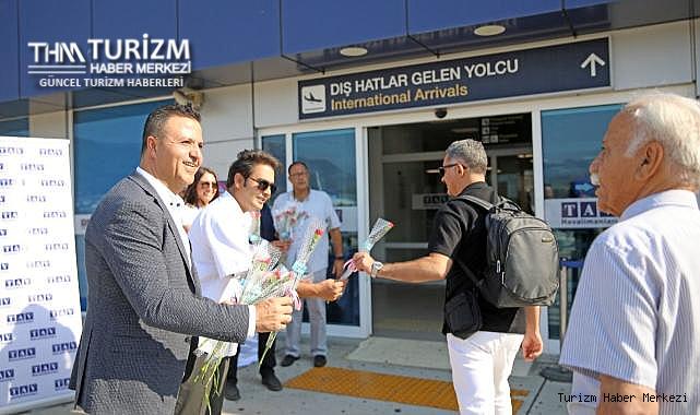 Alanya'ya ilk uçuşunu gerçekleştirdi! Turistler çiçeklerle karşılandı
