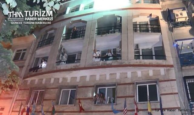 İstanbul'da turist dolu otelde yangın! Camlarda kurtarılmayı beklediler