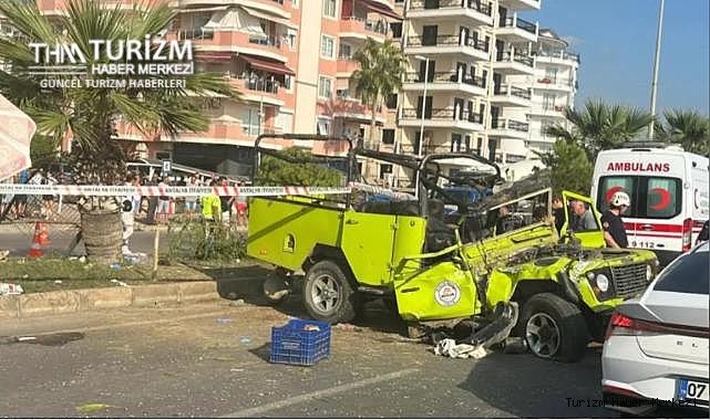 Takla atan safari aracındaki turistler etrafa savruldu! 3 ölü, 17 yaralı