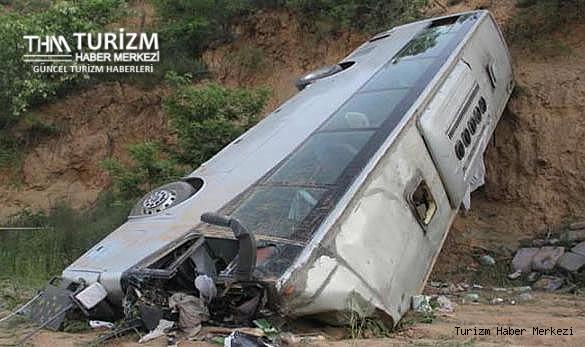 Tur otobüsü uçurumdan yuvarlandı! Çok sayıda ölü ve yaralı var