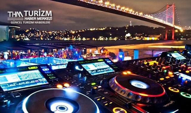 Eğlence mekanında turistlere kadınlarla tuzak kurup dolandırdılar!