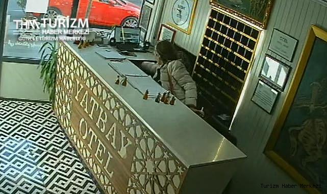 Elini kolunu sallaya sallaya otel resepsiyonundan 2 cep telefonu çaldı!