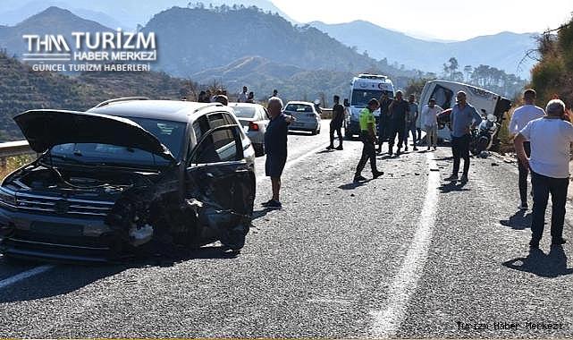 Kaza yapan otel personel servisi devrildi! Çok sayıda yaralı var