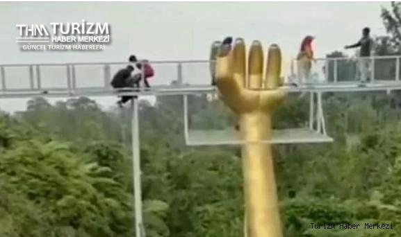 Onlarca turist parçalanan cam köprüden düştü!