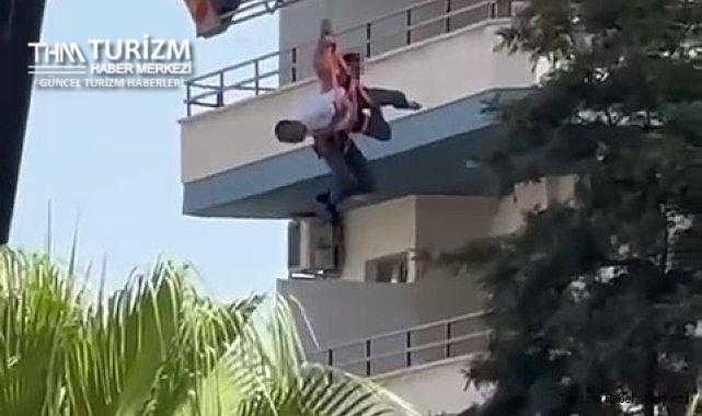 Otelin camlarını temizleyen işçileri taşıyan vincin sepeti koptu!