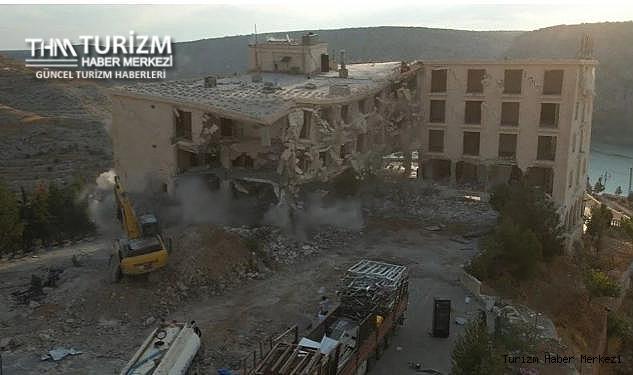 Ruhsatsız çalışan ucube otel 23 saniyede yıkıldı!