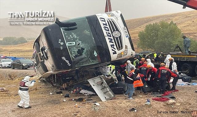 Sivas'ta katliam gibi yolcu otobüsü kazası! Çok sayıda ölü ve yaralı var