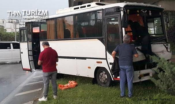 Yine otel personel servisi yine kaza! Trafik ışıklarını yıkıp...