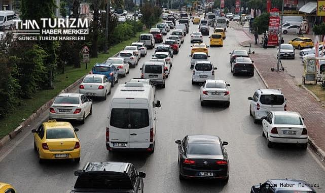 Antalya'da turistleri bezdiren trafik! Uçakla 3,5 saatte kente  gelen turist oteline 5 saatte ulaşıyor