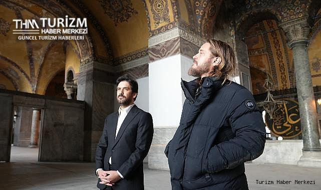 Hollywood yıldızı Travis Fimmel Bakan Yardımcısı Mumcu ile birlikte Ayasofya'yı gezdi