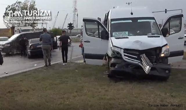 Turistleri taşıyan tur minibüsü otomobile çarpıp refüje çıktı!
