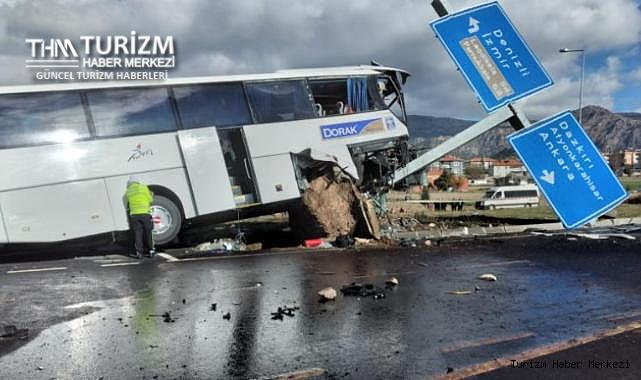 Turistleri taşıyan tur otobüsü otomobile çarpıp yoldan çıktı! Çok sayıda yaralı var
