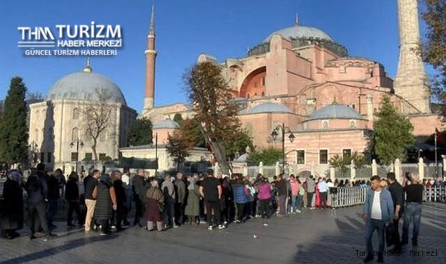 Ayasofya ziyaretçi akınına uğradı