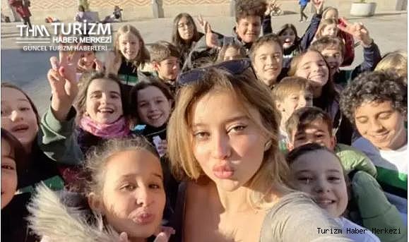 Ünlü zannettikleri Türk turistin etrafına toplanıp fotoğraf çektirip imza aldılar! Sosyal medyada gündem oldu