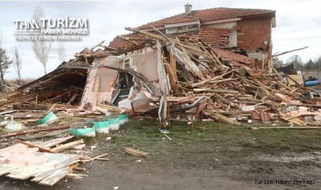 Çalışanlara sinirlenen müşteri iş makinesi ile restoranı yıktı!