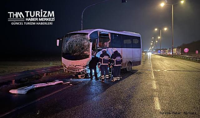 Tur otobüsü ile polis servis aracı çarpıştı! Çok sayıda yaralı var