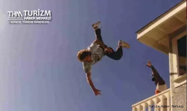 Kaldığı otel odasında yangın çıkınca camdan atladı!