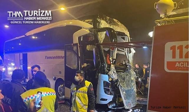 Yolcu otobüsü tıra çarptı! Ölü ve çok sayıda yaralı var