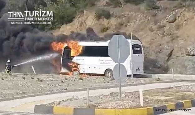 Otel çalışanlarını taşıyan servis midibüsü seyir halindeyken alev topuna döndü!