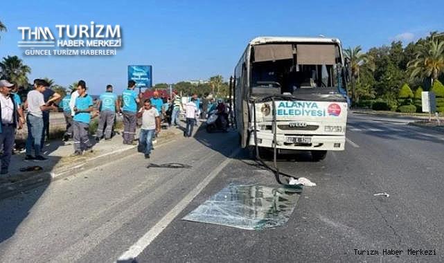 Belediye ve otel personellerini taşıyan servis araçları çarpıştı! Çok sayıda yaralı var