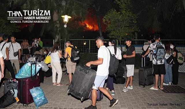 İzmir'in 5 turistik ilçesi ve Kuşadası'nda yangın! 3 otel ve evler tahliye edildi