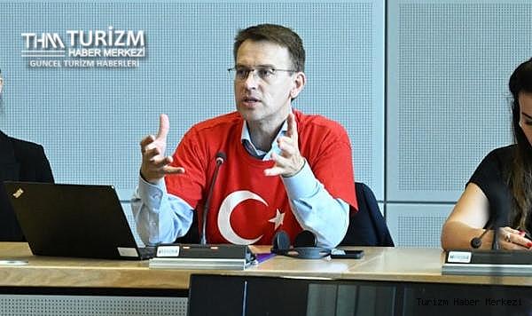 Türk bayraklı tişörtlü AB Komisyonu yetkilisinden vize açıklaması!