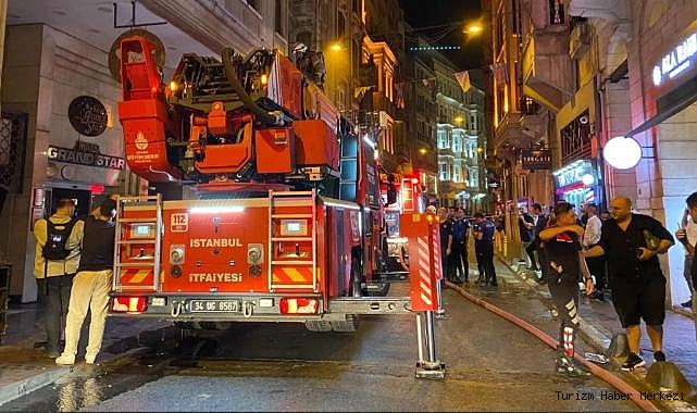 Beyoğlu'ndaki 9 katlı otelde büyük yangın! Can pazarı yaşandı