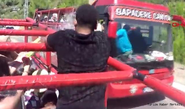 Turist dolu safari aracında faciaya gel gel diyen hareket! Şoför su savaşı yapmak için...