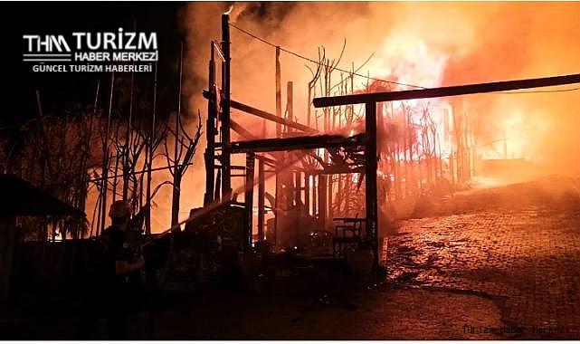 Kocaeli'deki kovboy kasabası ve ahşap otel yangında küle döndü!