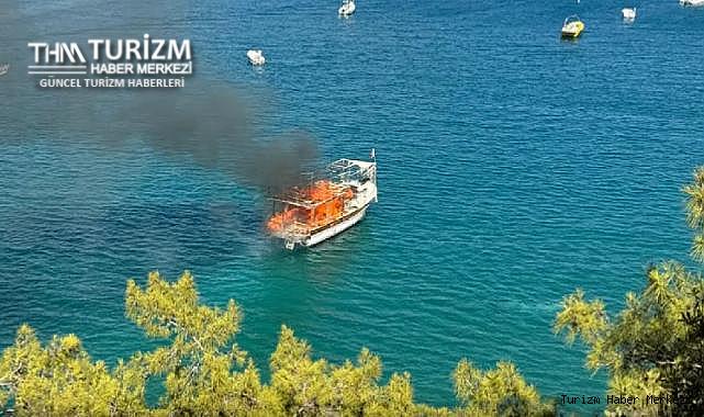Tur teknesi faciası! Alev alev yanıp sulara gömüldü